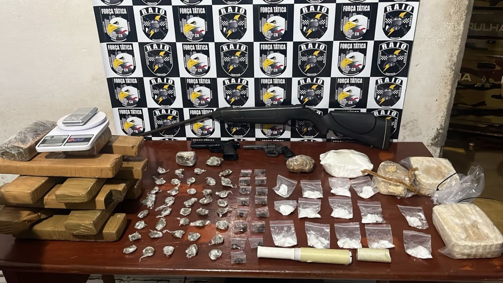 Força Tática conduz três pessoas e apreende 15 tabletes de drogas e armas de fogo Força Tática conduz três pessoas e apreende 15 tabletes de drogas e armas de fogo