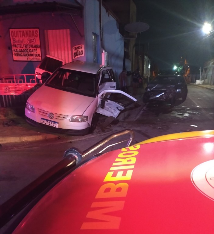 Corpo de Bombeiros realiza desencarceramento de vítima presa às ferragens após colisão Corpo de Bombeiros realiza desencarceramento de vítima presa às ferragens após colisão