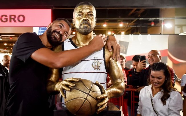 Flamengo homenageia ídolo do basquete com um busto