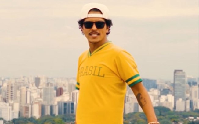 Bruno Mars faz ‘tatuagem’ do Cristo Redentor no peito em vídeo de despedida do Brasil
