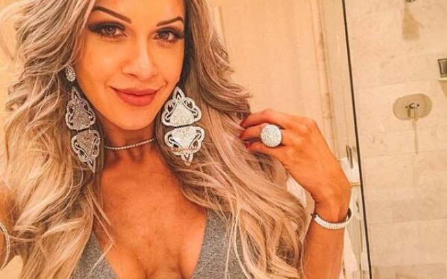 Ex-BBB que levou bronca de Faustão se casa com empresário em cerimônia intimista