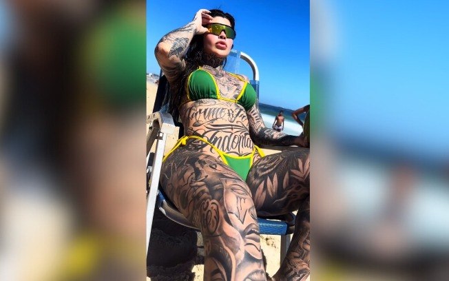 Influencer conhecida por ser a “mais tatuada do país” chama atenção em praia do Rio; Vídeo