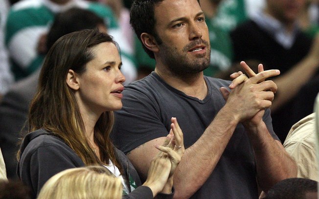 Ben Affleck se aproxima da ex-esposa Jennifer Garner em meio ao divórcio de JLo, diz site