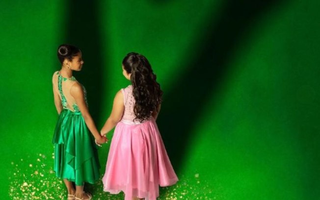 Mangueira homenageia Wicked com porta-bandeiras mirins em cartaz especial