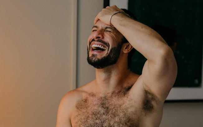 Galã, Rainer Cadete faz striptease e fica só de cueca em participação no ‘Lady Night’