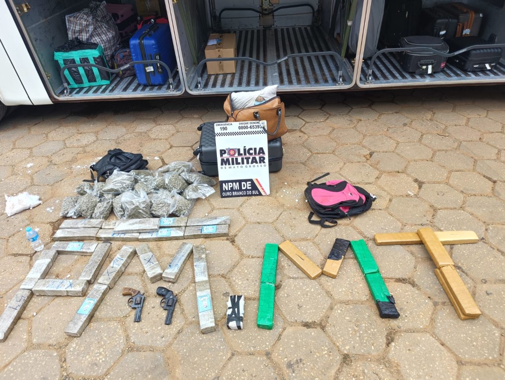 PM detém dupla que transportava 32 tabletes de maconha, 24 pacotes de skank e arma de fogo PM detém dupla que transportava 32 tabletes de maconha, 24 pacotes de skank e arma de fogo