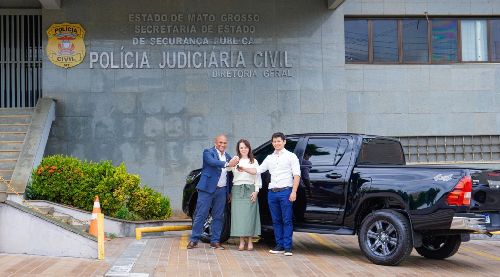 Polícia Civil recebe camionete que será utilizada na repressão aos crimes ambientais Polícia Civil recebe camionete que será utilizada na repressão aos crimes ambientais