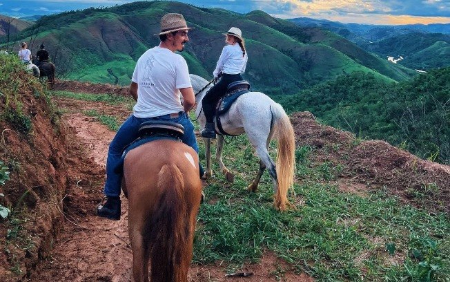 Giovanna Lancellotti compartilha momentos românticos com o noivo Gabriel David