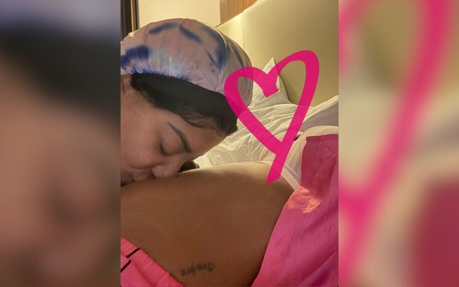 Brunna Gonçalves compartilha momento de Ludmilla beijando sua barriga antes de dormir