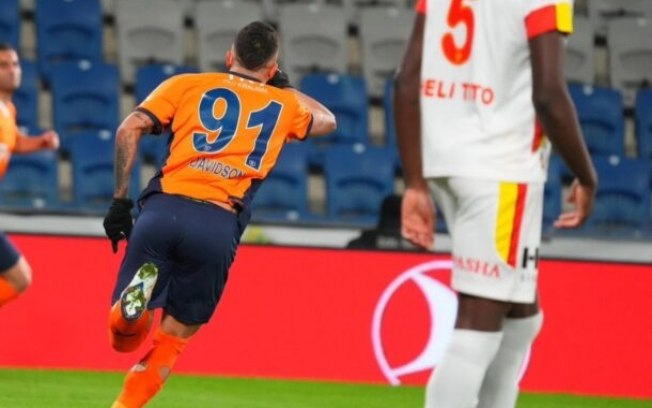 Davidson marca, Basaksehir goleia e encerra jejum
