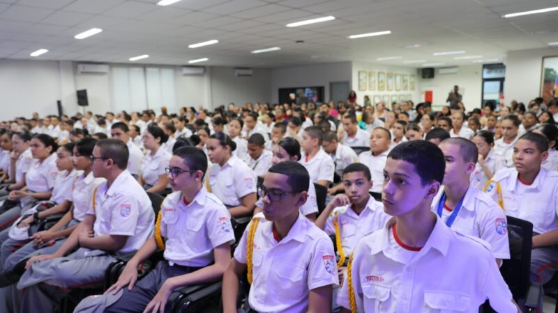 Proerd da Polícia Militar forma 180 alunos do 7º ano da Escola Tiradentes de Cuiabá