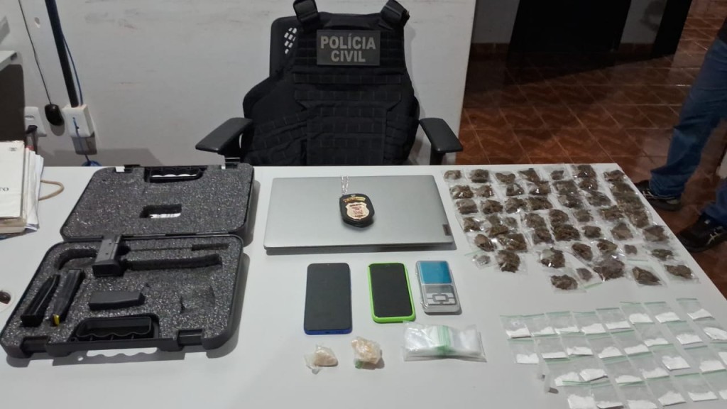 Polícia Civil cumpre mandado contra jovem foragida e apreende 80 porções de droga Polícia Civil cumpre mandado contra jovem foragida e apreende 80 porções de droga
