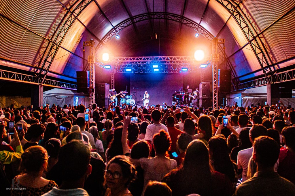“Celebra Rondonópolis” reúne milhares de fiéis em show de Valesca Mayssa “Celebra Rondonópolis” reúne milhares de fiéis em show de Valesca Mayssa