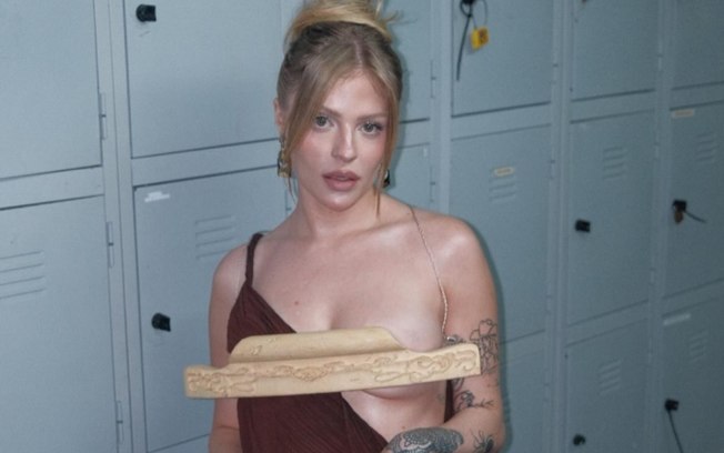 Luísa Sonza usa look da marca brasileira Mateos Quadros em premiação
