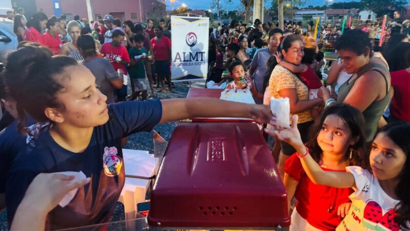 Papai Noel, brinquedos, lanche e pula-pula garantem o Natal dos pequeninos do Nico Baracat, em Cuiabá