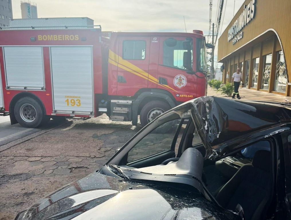 Bombeiros retiram vítima presa às ferragens de veículo após acidente em avenida da Capital Bombeiros retiram vítima presa às ferragens de veículo após acidente em avenida da Capital