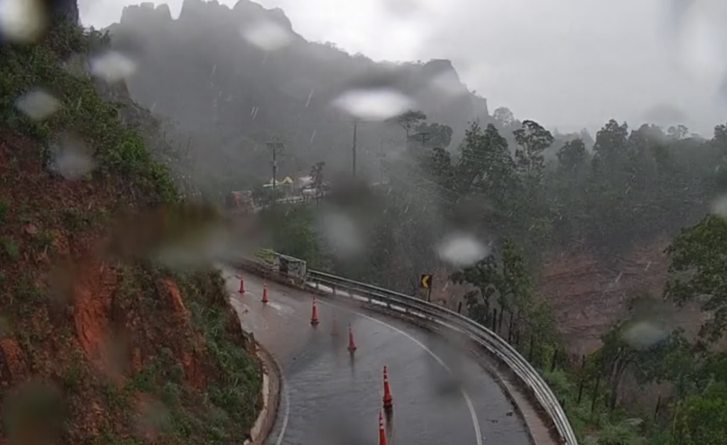 Trânsito na MT-251 no Portão do Inferno volta a ser interrompido por causa das chuvas neste sábado (14.12)