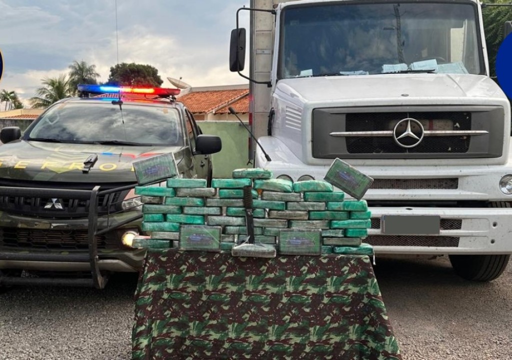 Gefron prende casal, apreende 50 tabletes de pasta base de cocaína e causa prejuízo de R$ 1,2 milhão ao crime Gefron prende casal, apreende 50 tabletes de pasta base de cocaína e causa prejuízo de R$ 1,2 milhão ao crime