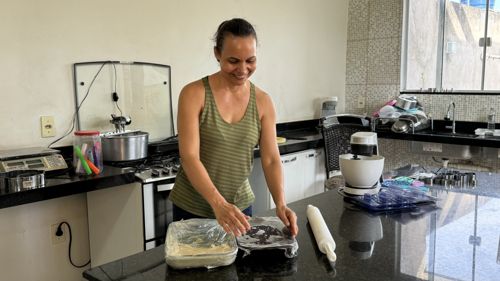 Confeiteira investe em equipamentos e amplia seu negócio com crédito da Desenvolve MT Confeiteira investe em equipamentos e amplia seu negócio com crédito da Desenvolve MT