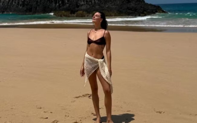 Isis Valverde posa de biquíni em praia de Noronha durante lua de mel; veja