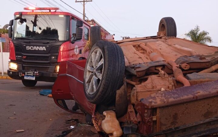 Corpo de Bombeiros realiza o desencarceramento de duas vítimas presas às ferragens de veículo