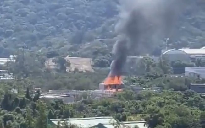 Incêndio de grandes proporções atinge cidade cenográfica da Globo