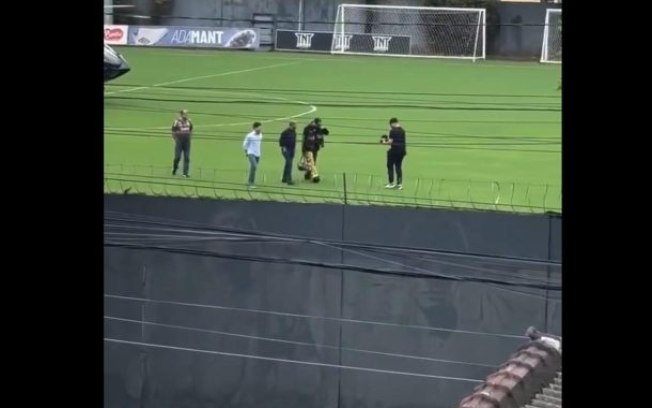 Neymar chega de helicóptero em seu primeiro treino no Santos