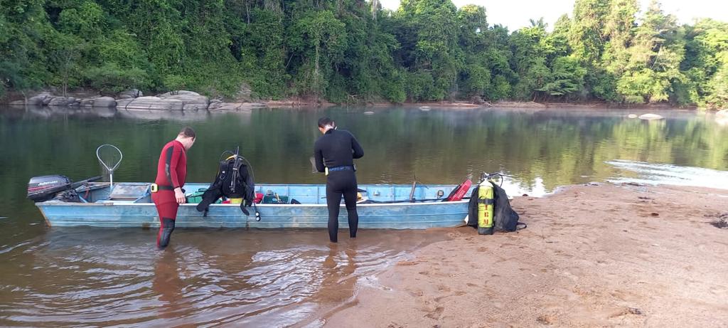 Pescador de 33 anos desaparece após barco virar no rio Apiacás; bombeiros fazem buscas Pescador de 33 anos desaparece após barco virar no rio Apiacás; bombeiros fazem buscas