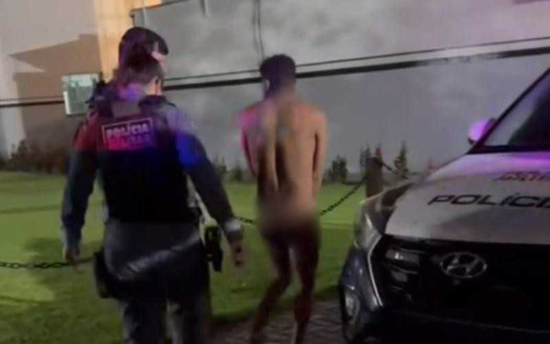Homem é flagrado andando “peladão” pelas ruas de Sinop e acaba detido Homem é flagrado andando “peladão” pelas ruas de Sinop e acaba detido