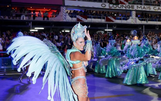 Mariana Goldfarb exibe detalhes de figurino da Grande Rio